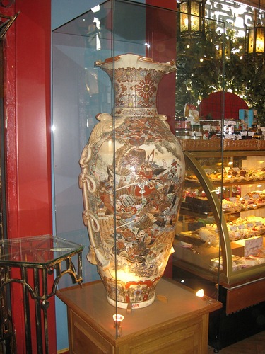 Китайские вазы которыми украшен магазин Перлова, привезены специально из Китая