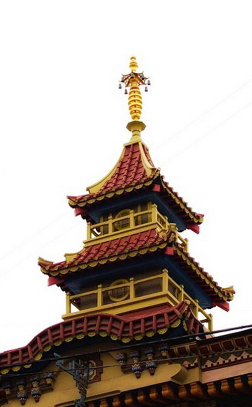 Пагода над центральным входом дома Перлова