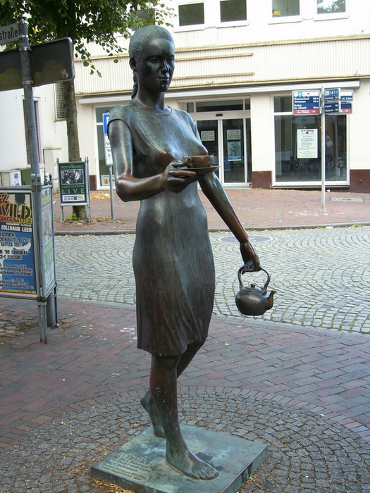 Памятник девушке счайником