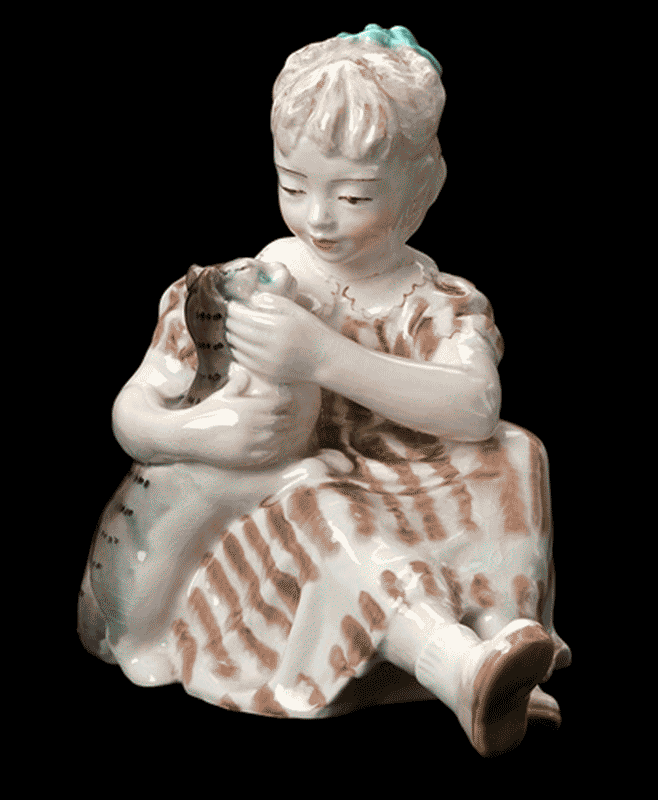 скульптура М.П.Холодной 'Девочка с кошкой'