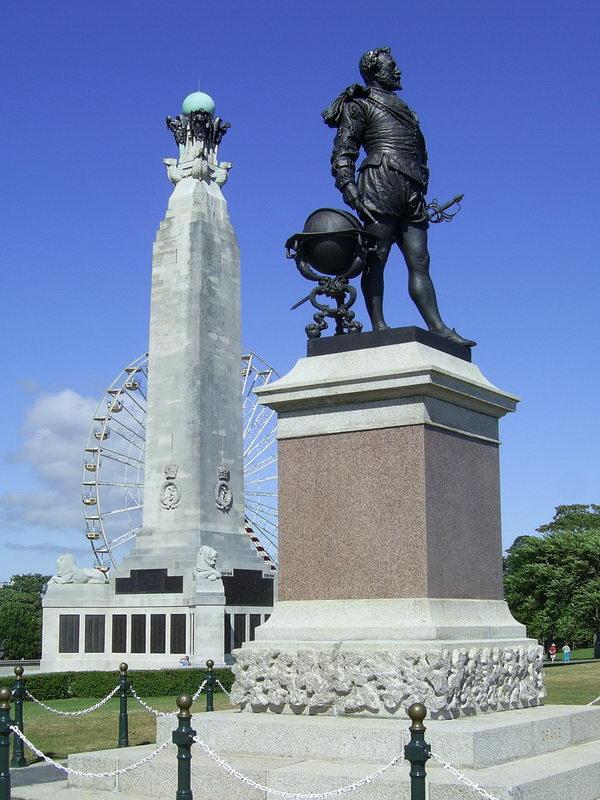 Памятник Френсису Дрейку и Военно-Морской мемориал на заднем плане