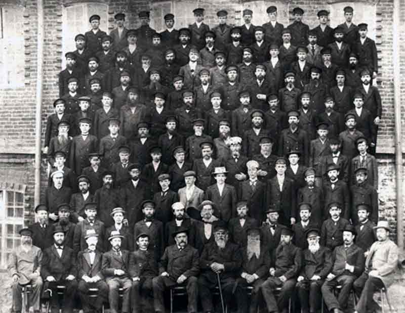 Руководство фабрики у стен нового корпуса. (Фото 1913 год).
