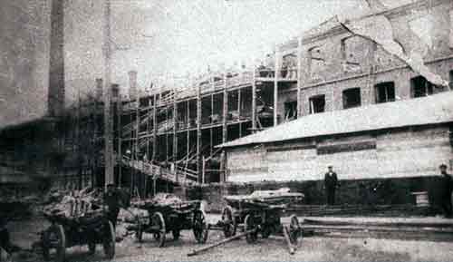 Строительство главного корпуса фабрики М.С. Кузнецова. (Фото нач. 1910-х годов).