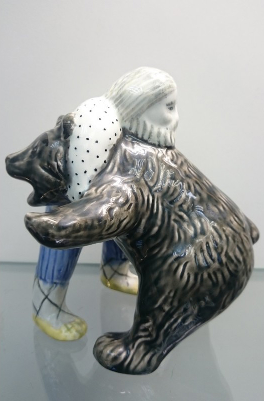 Статуэтка Мужик с медведем