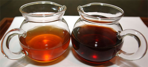 Цвет настоя шэн-пуэра (слева) в сравнении с шу-пуэром (справа)